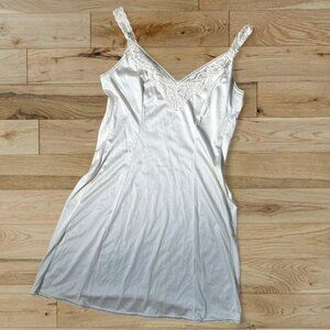 Vintage Vanity Fair white lace trim slip chemise nightgown dress - size 36❣️ med